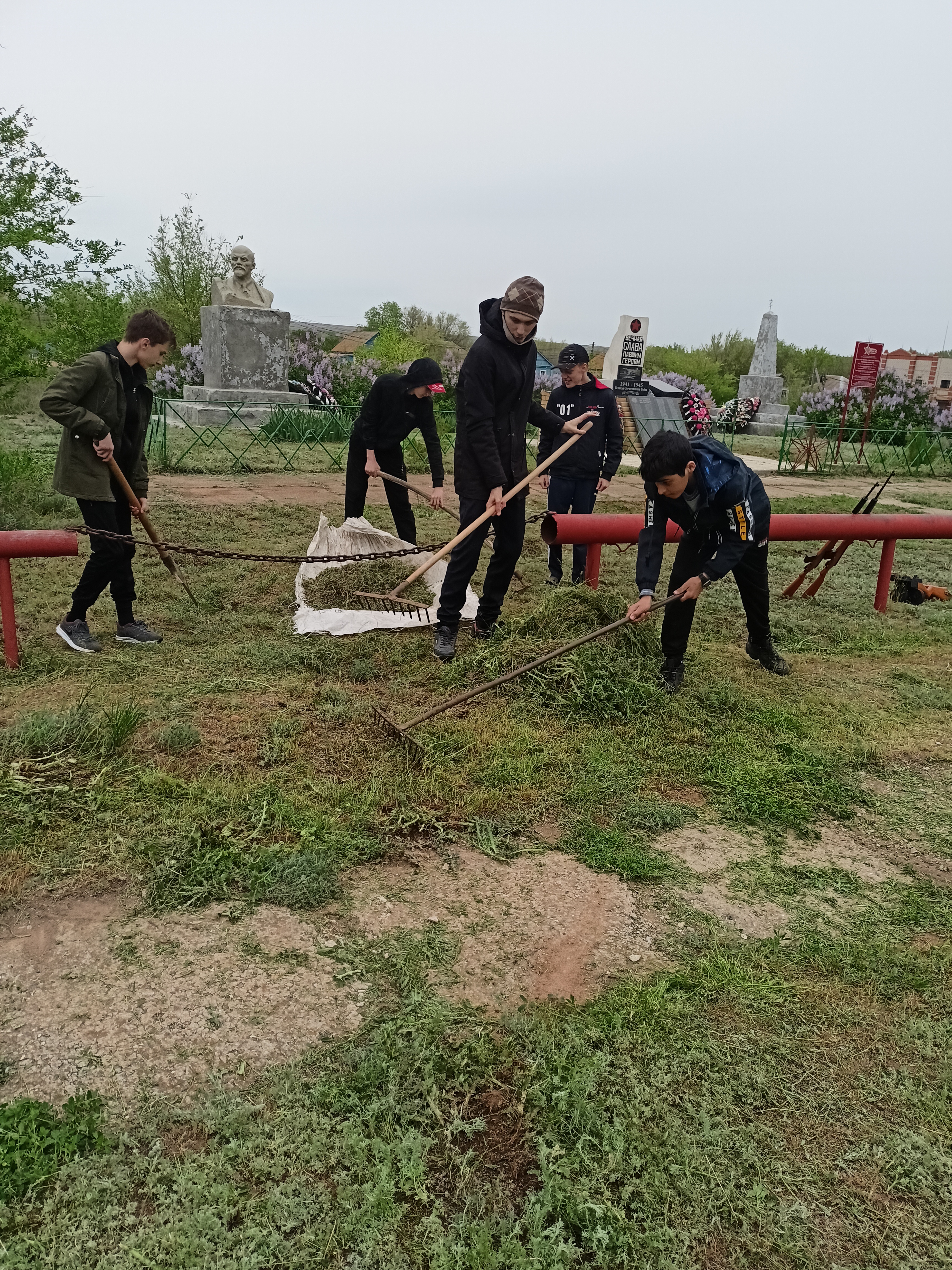 Традиционная акция &amp;quot;Обелиск&amp;quot; по уборке территории вокруг памятников воинам-землякам, погибшим в Великой Отечественной войне.