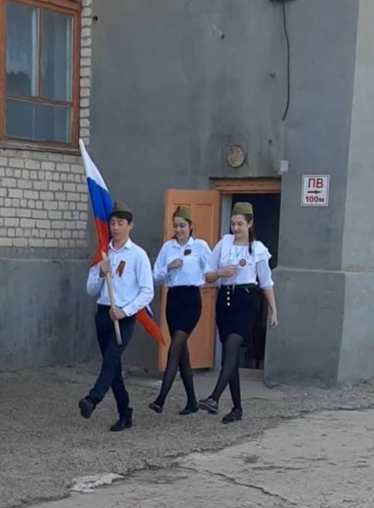 Торжественная церемония выноса флага России.
